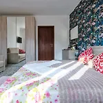 Guest house R & R *